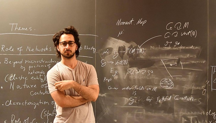 Само на 23 години, докторантът по теоретична физика в университетa "Харвард" Александър Атанасов успява да се пребори с над 750 кандидати за финансирането