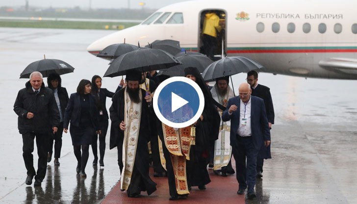 Българската делегация, водена от старозагорския митрополит Киприан, донесе пет фенера – 4 остават в България, а петият продължава пътя си с правителствения „Фалкон“ за Македония