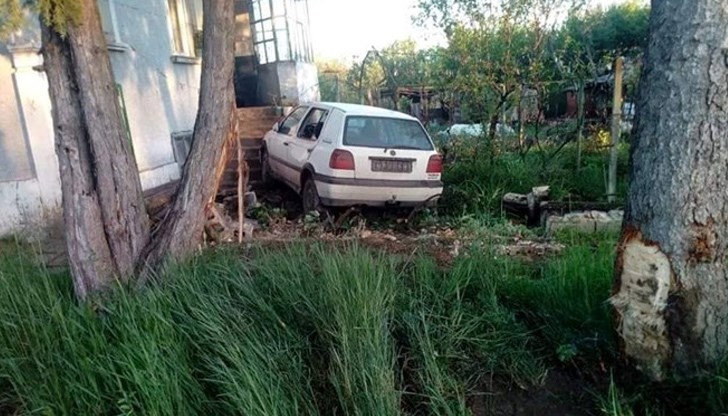 От сблъсъка има щети по къщата на бабата и по врязалата се във входното стълбище кола