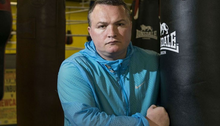 На мястото пристигнали въоръжени полицаи и парамедици, но Уелш издъхнал преди да бъде закаран в болница На мястото пристигнали въоръжени полицаи и парамедици, но Уелш издъхнал преди да бъде закаран в болница