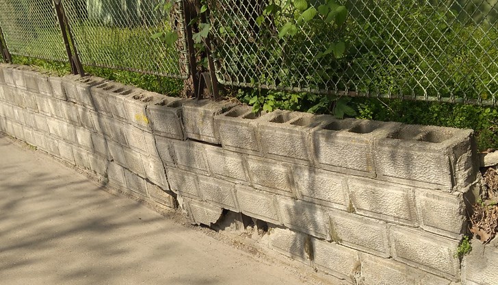 Оградата на завод "Найден Киров" всеки момент може да се срути върху някого