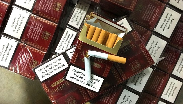 Цигарите са били скрити зад дървени плоскости в стените на микробус / снимката е илюстративна Цигарите са били скрити зад дървени плоскости в стените на микробус / снимката е илюстративна