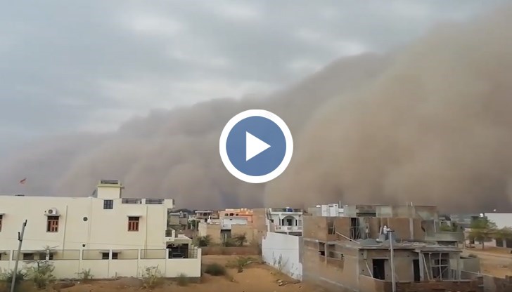 На кадрите, заснети от местните жители, пясъчният облак буквално покрива всичко по пътя си – къщи, имения, поваляйки хората
