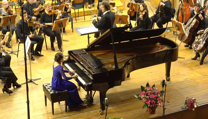 Талантливата русенка Вероника Илиева изпълни "Концерт за пиано и оркестър Nо:8“ от Моцарт