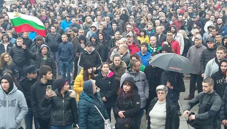 Лошо време няма да спре хората да излязат на улицата Лошо време няма да спре хората да излязат на улицата