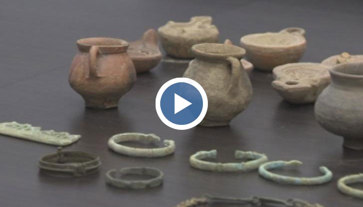 При съвместната операция бяха намерени и иззети общо 30 600 артефакта- гръцка и римска керамика, шлемове, погребални урни, стрели, копия, монети, както и 180 000 евро в брой