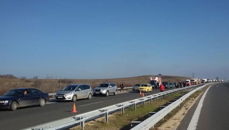 Причина за задръстването са ремонтните дейности, които текат два участъка от магистралата към София
