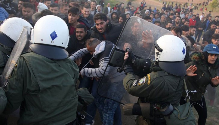 Маскирани отново са се опитали да пробият полицейския кордон
