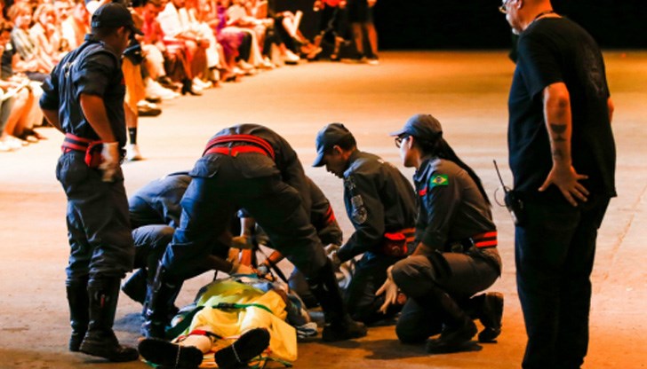 Много от зрителите решили, че случката е част от шоуто