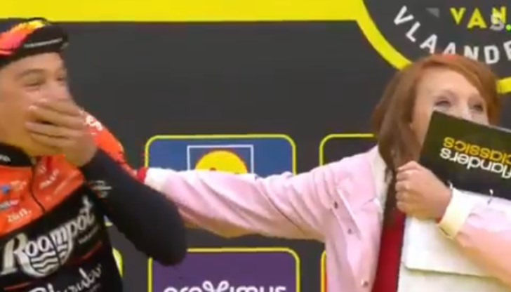 Репортерка целуна колоездач Репортерка целуна колоездач