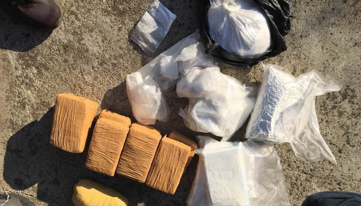 Наркотикът е бил скрит в тайник в лек автомобил “Фолксваген” Наркотикът е бил скрит в тайник в лек автомобил “Фолксваген”