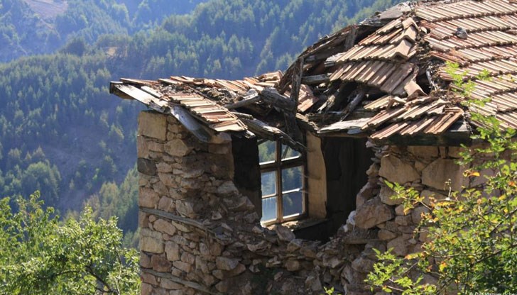 От години е пусто. Тишината е превзела хълмовете, можеш да чуеш само птиците и скърцането на вратите, люшкани от вятъра. Няма ги… От години е пусто. Тишината е превзела хълмовете, можеш да чуеш само птиците и скърцането на вратите, люшкани от вятъра. Няма ги…