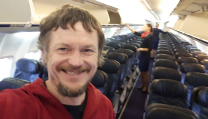 Литовецът се е ширил в самолет със 189 места и е получил специално внимание, защото е бил единственият пътник на борда