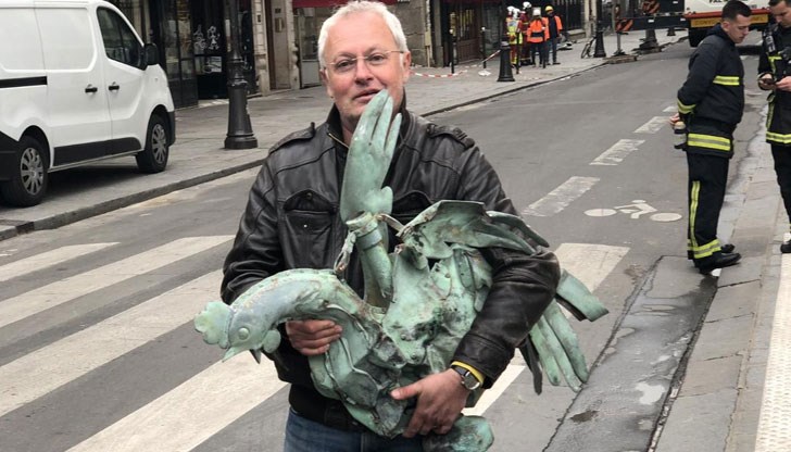 Реставраторите успяха да намерят металната фигура на петел, която украсяваше изгорялата кула-стрела и се смяташе за унищожена от огъня Реставраторите успяха да намерят металната фигура на петел, която украсяваше изгорялата кула-стрела и се смяташе за унищожена от огъня