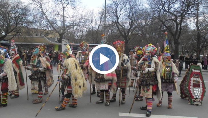 Празникът на маската, маскарадния и сценичния костюм, и народната носия се провежда днес