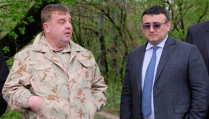 Каракачанов заедно с колегата си Младен Маринов, министър на вътрешните работи, посетиха по обяд днес граничния пункт с Гърция Каракачанов заедно с колегата си Младен Маринов, министър на вътрешните работи, посетиха по обяд днес граничния пункт с Гърция