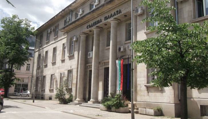 Майката на момичето става свидетел на престъплението Майката на момичето става свидетел на престъплението