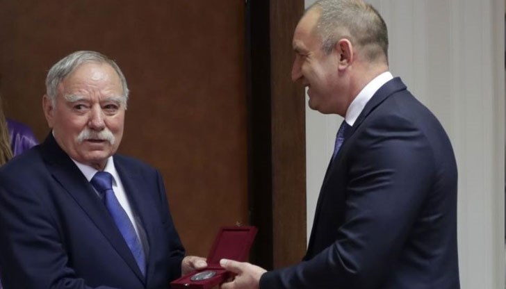 Президентът подари на Георги Иванов макет на космическия кораб "Союз-33"