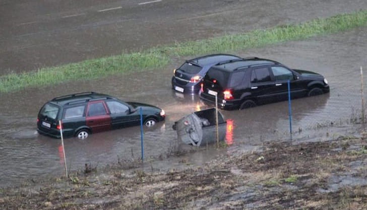 Най-много сигнали има от област Плевен, където са наводнени пътни участъци, както и три сгради