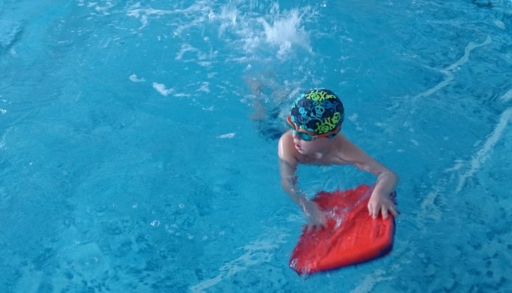 Набраните средства ще бъдат добавени по сметката на фондация „Александър Русев“, посветила се на работата с деца с двигателни проблеми