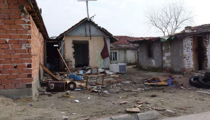 Правителството трябва да осигури алтернативни жилища на три ромски семейства