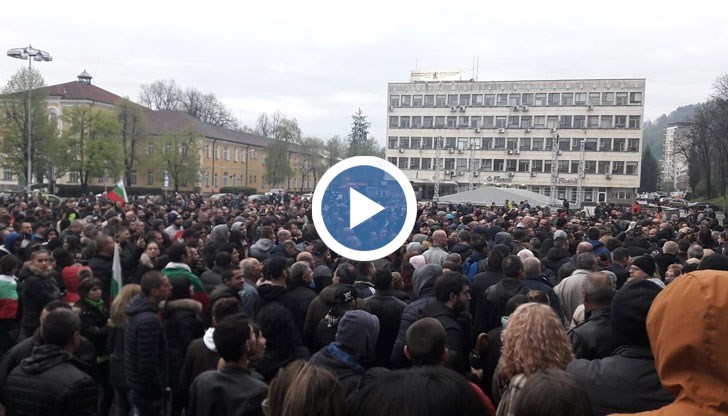 Вицепремиерът бе посрещнат с викове "Оставка"