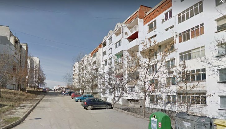 Вече паркинга пред и около блока се е превърнал и в автокъща, автосервиз, автоморга и в допълнение на горе споменатите може да добавим паркинг за камиони и паркинг за автобуси Вече паркинга пред и около блока се е превърнал и в автокъща, автосервиз, автоморга и в допълнение на горе споменатите може да добавим паркинг за камиони и паркинг за автобуси