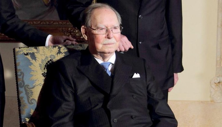 Той управляваше страната си 36 години до 2000 година, когато абдикира в полза на сина си Той управляваше страната си 36 години до 2000 година, когато абдикира в полза на сина си