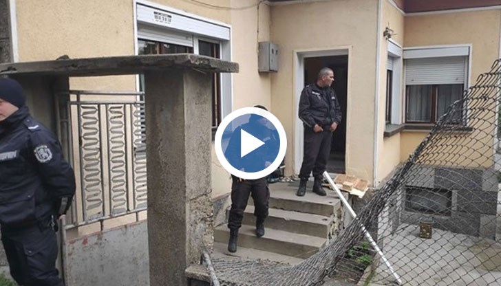 По неофициална информация се претърсват около 15 къщи