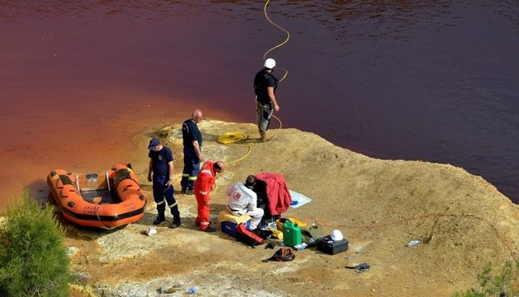 Останките на една от жертвите е открита в куфар в езеро, посочено от убиеца