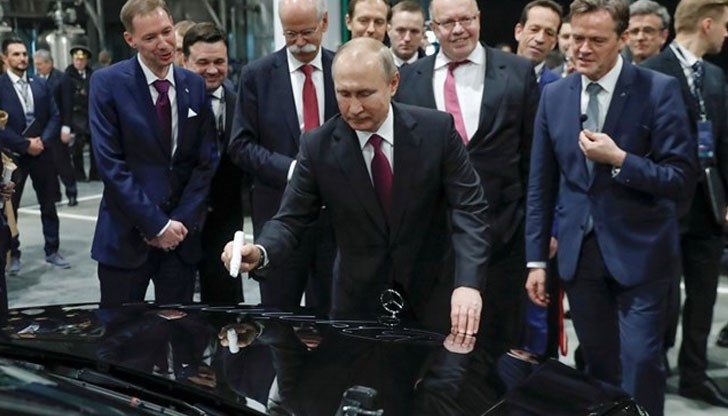 Президентът откри завод за автомобили "Мерцедес" в Московска област