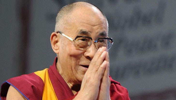 Осемдесет и тригодишният духовен лидер на Тибет беше хоспитализиран заради белодробна инфекция