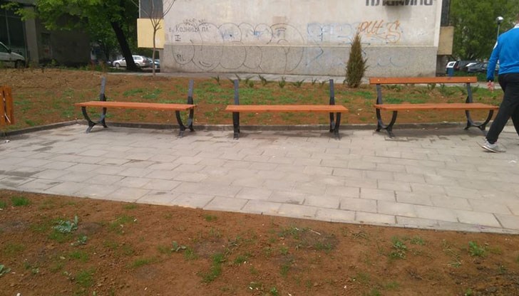 Пълно безхаберие на живущите - да откраднеш дъските на пейките