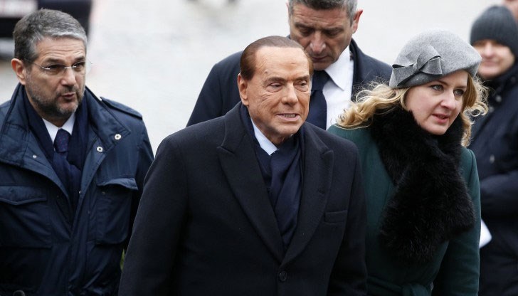Бившият премиер на Италия е бил транспортиран с линейка до болницата "Сан Рафаеле" в Милано