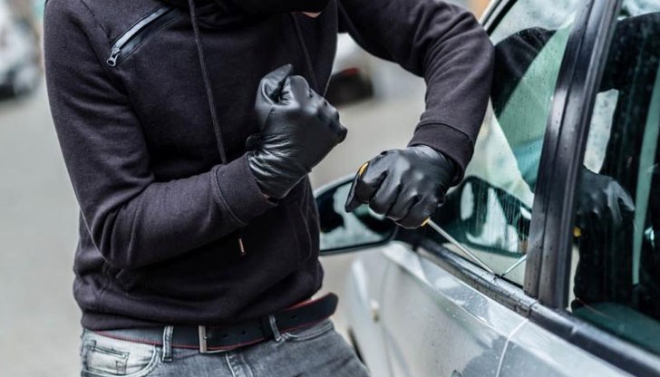 Собственикът открил автомобила си със счупено стъкло Собственикът открил автомобила си със счупено стъкло