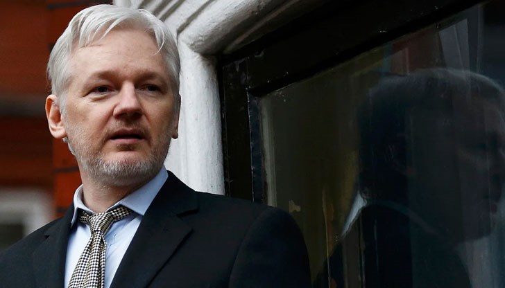 Джулиан Асанж е задържан в посолството на Еквадор в Лондон Джулиан Асанж е задържан в посолството на Еквадор в Лондон