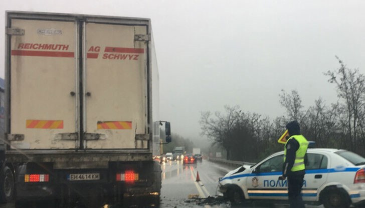 До удара се е стигнало след като 79-годишен мъж е изгубил контрол над автомобила си