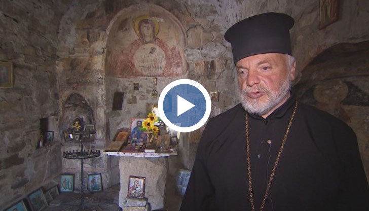 Храмът е строен през 1350 г. и оцелява по време на турското робство