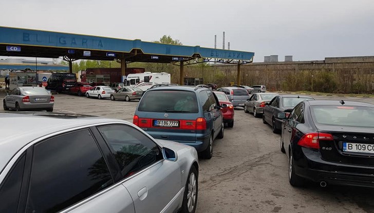 И трети мост да направят - смисъл няма, работят само 2 гишета!