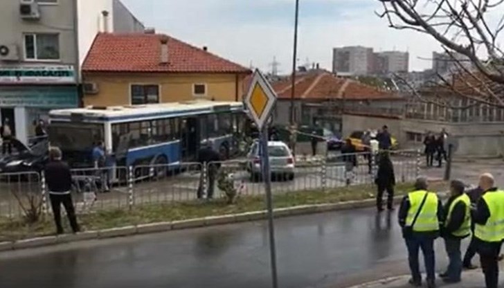 Шофьорът, кондукторът и трима пътници са откарани в болница