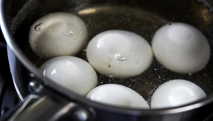 Полезни съвети как да сварите успешно яйцата, за да избегнете пукванията и да можете да боядисате възможно повече великденски яйчица
