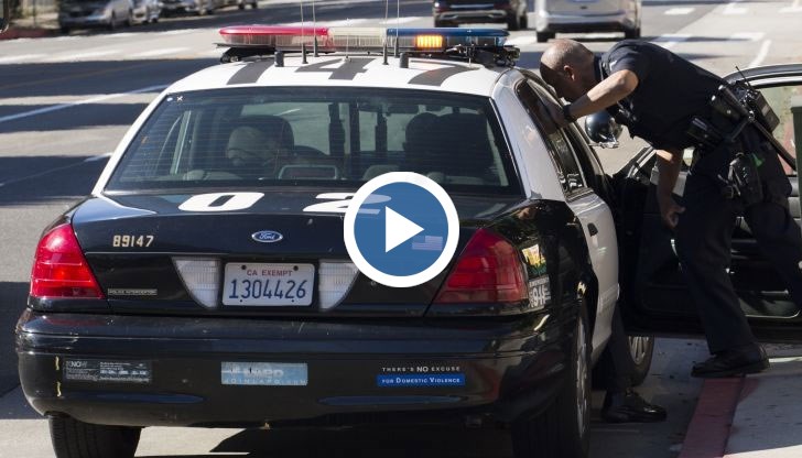 Следват го няколко полицейски коли и хеликоптери на телевизии