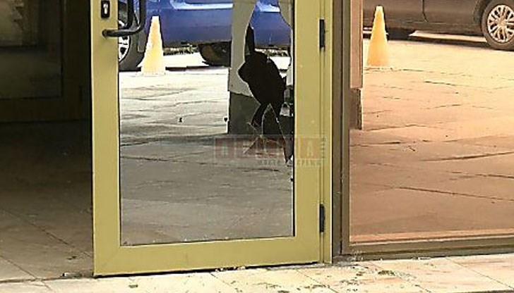 Той се е опитал да забие метална тръба с предупреждение „Ако до утре...!!!!“