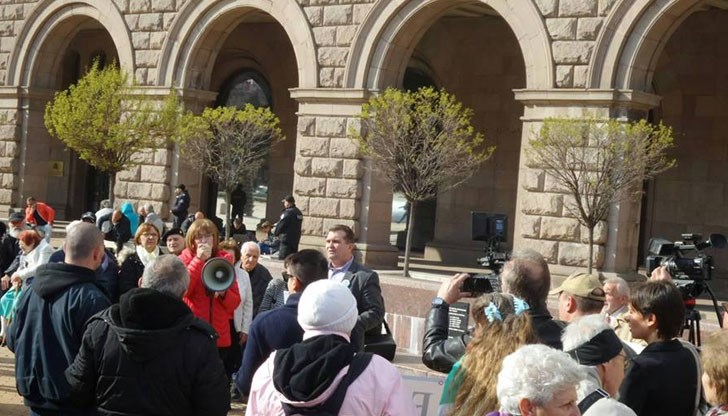 Демонстрантите настояха за оставки и разследване по сагата „Апартамент гейт”, като замериха сградата на правителството с яйца и домати Демонстрантите настояха за оставки и разследване по сагата „Апартамент гейт”, като замериха сградата на правителството с яйца и домати