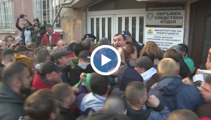 Протестиращи се опитаха да нахлуят в следствения арест, където са задържани биячите