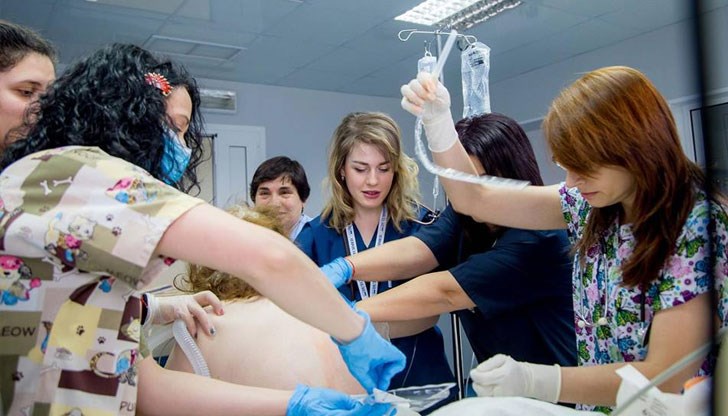 Простреляната курсантка от НВУ е стабилизирана и е добре във ВМА благодарение на операцията, извършена от екипа на МОБАЛ