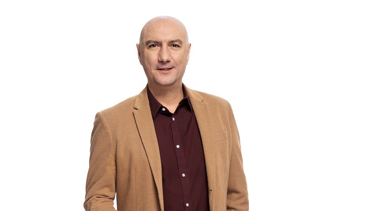 Дойде моментът да навляза в друга сфера, да овладея още една професия, към която отдавна имам интерес, и да бъда полезен по друг начин Дойде моментът да навляза в друга сфера, да овладея още една професия, към която отдавна имам интерес, и да бъда полезен по друг начин