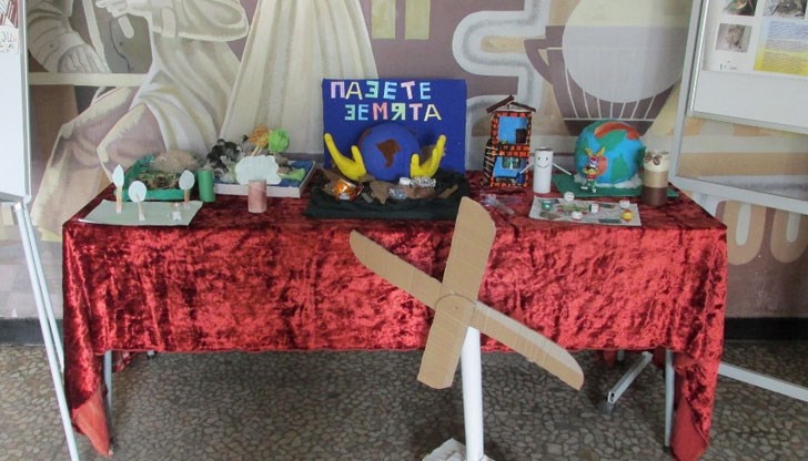 Ученици от ПГ по транспорт – Русе  украсиха фоайето на училището с предмети, изработени от отпадъчни материали и табла