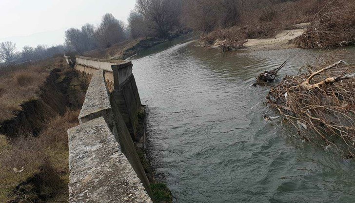 Река Чая заплашва да отнесе защитна дига
