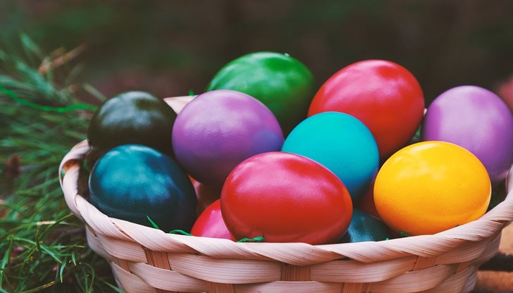 Според традицията великденските яйца се боядисват рано сутринта на Велики четвъртък или през Велика събота преди празника